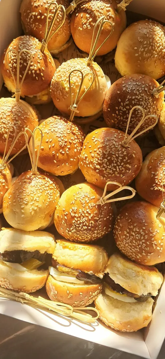 מיני המבורגרים עם שומשום